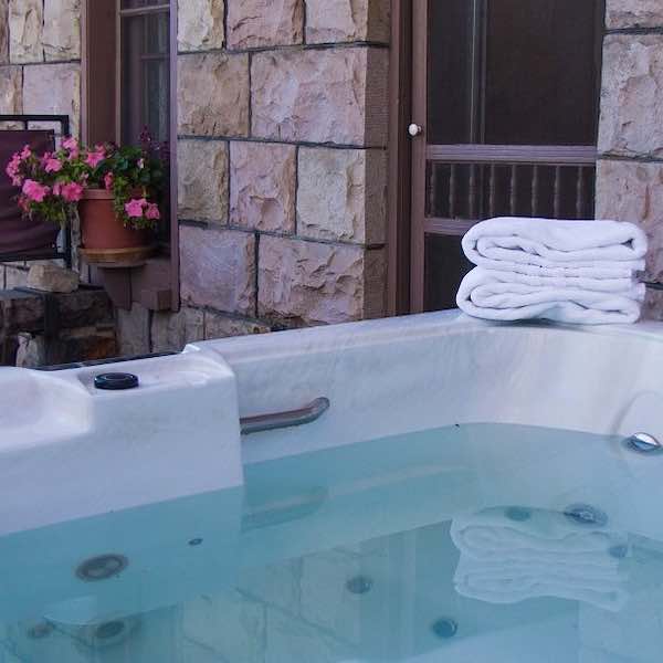 Castle Marne | Raymond Room